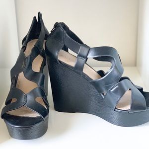 Like New Black Aldo Wedges